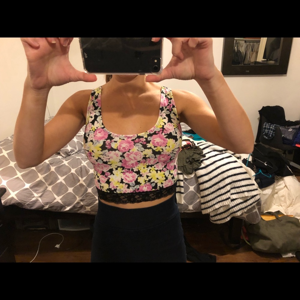 Flowered crop top with black lace